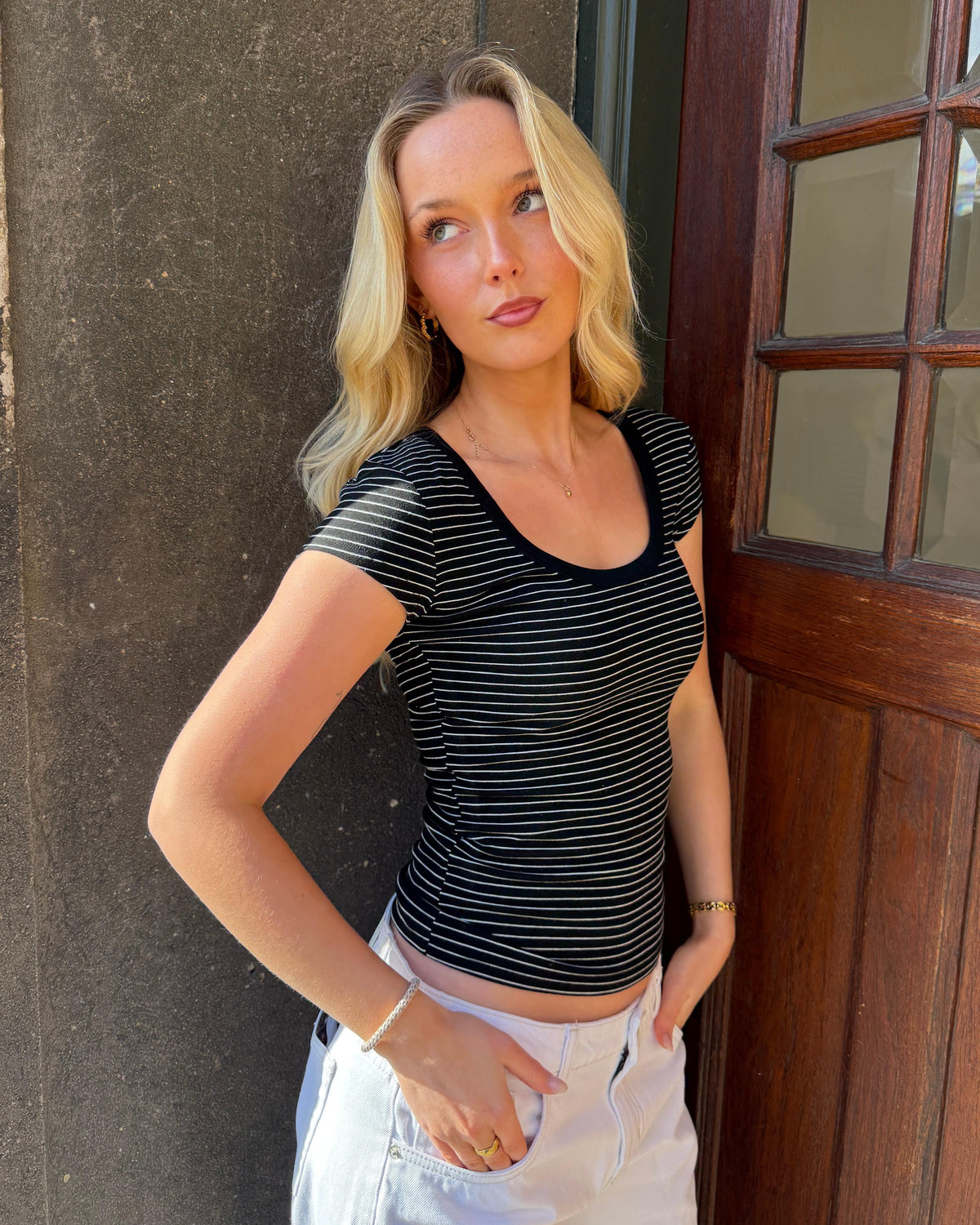 THEA KORTÆRMET T-SHIRT - BLACK/WHITE