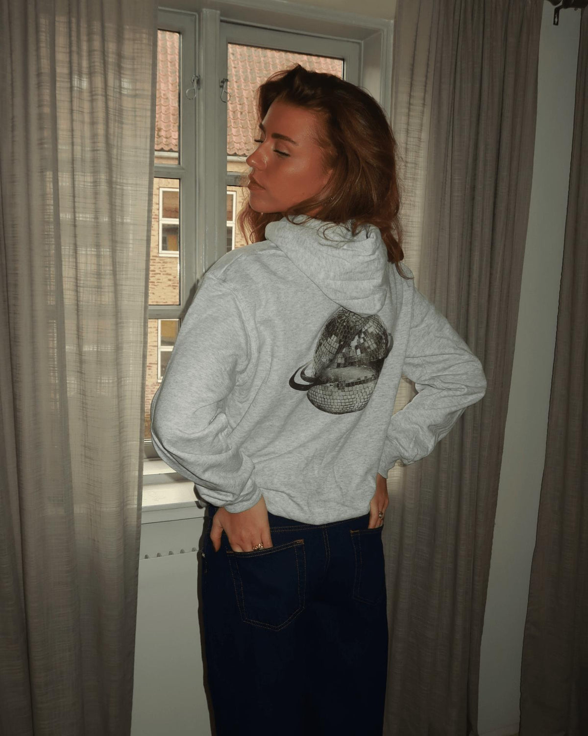PLANET DISCO (black) HOODIE (rygprint) - GREY