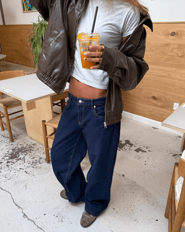 Mørkeblå Esther jeans med lav talje og baggy fit, stylet med læderjakke