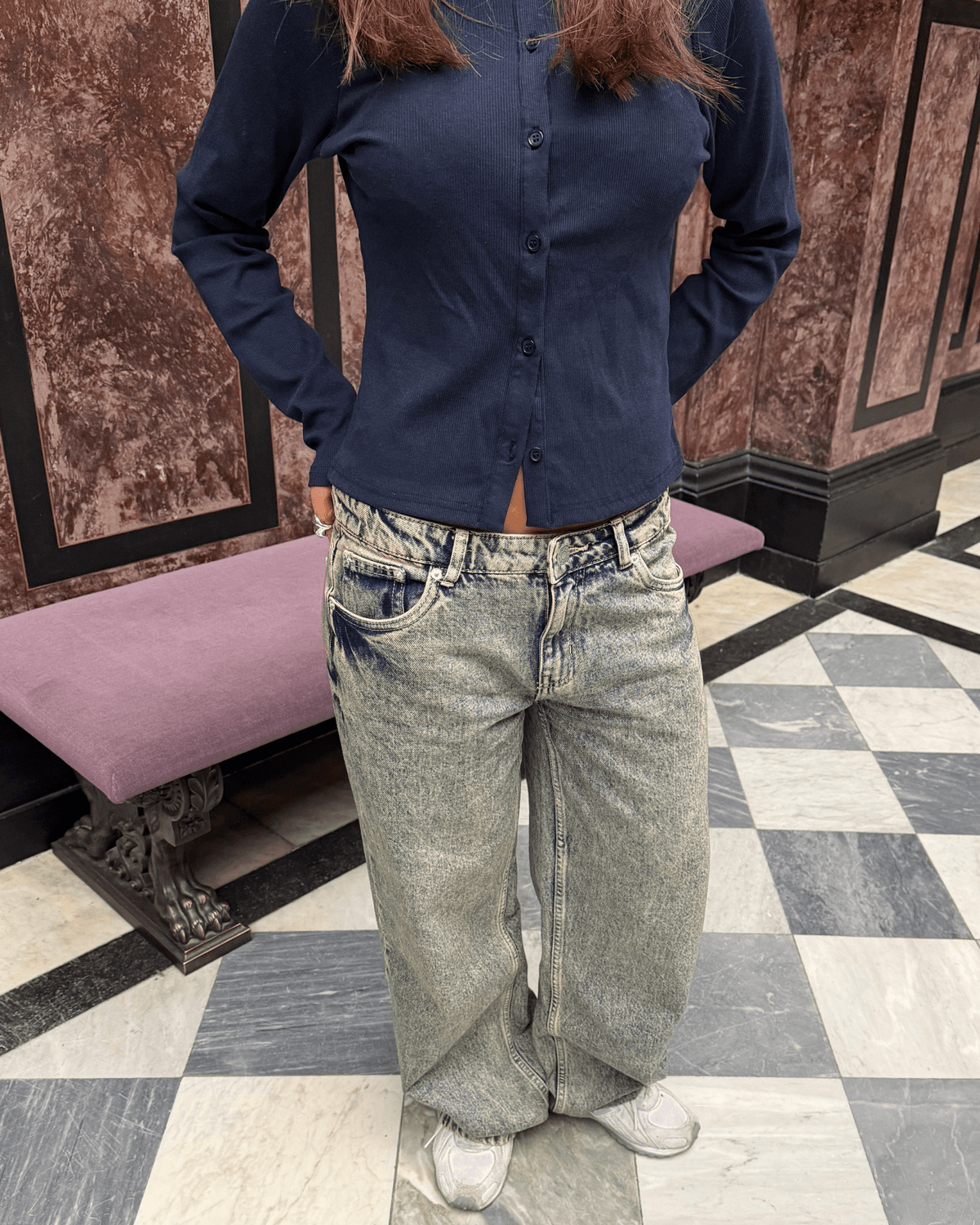 Baggy, lavtaljede Esther jeans i lys blå syrevask med mørkeblå cardigan