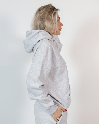 Grå Fruit hoodie i bomuldsblanding set fra siden på en kvinde