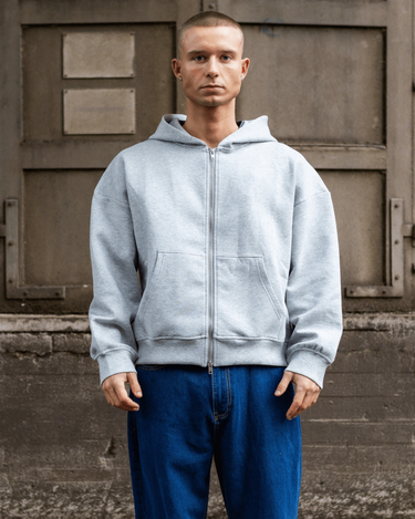 Grå Ash Scuba zip hoodie i boxfit med dobbelt lynlås og kængurulomme på model