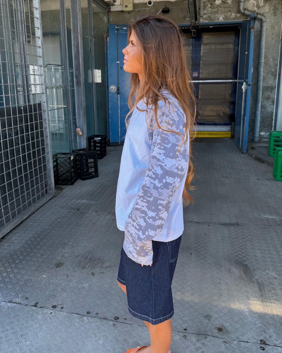 KLARA TEE - WHITE/GREY ARMY